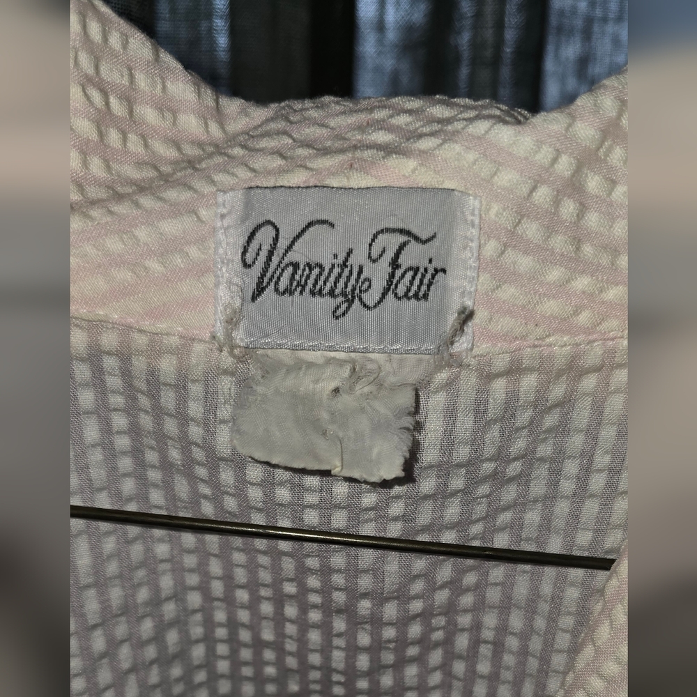 Floral Vanity Fair Robe! - Picture 3 of 8